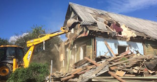 Промышленный демонтаж пристроек к дому в Азнакаево | Цены от 583 руб. за м2