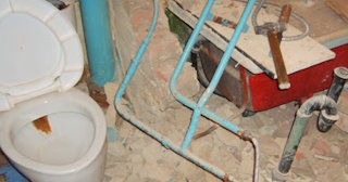 Профессиональный демонтаж перегородки ванной и туалета в Азнакаево - от 583 рублей